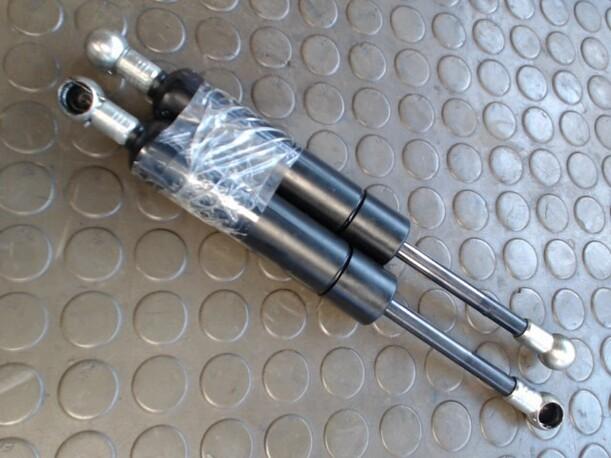 Foto: HECKKLAPPENDÄMPFERPAAR eines Volvo 850 2.5-10V