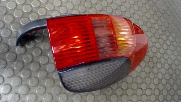 Foto: HECKLEUCHTE / RÜCKLICHT RECHTS eines Peugeot 306 Break Cup