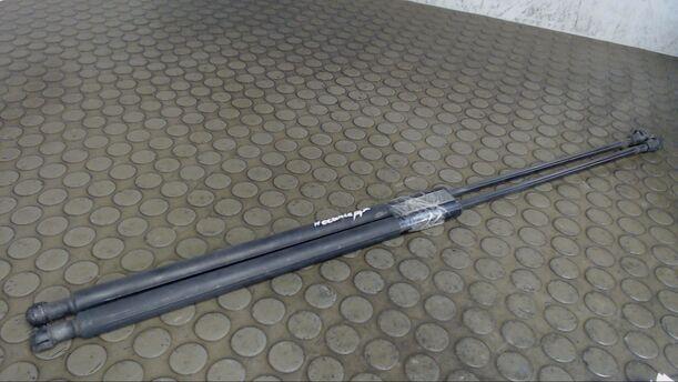 Foto: HECKKLAPPENDÄMPFERPAAR eines Peugeot 306 Break Cup