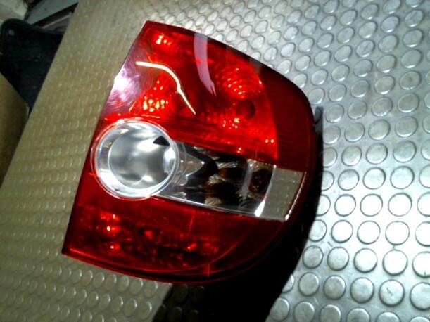 Foto: HECKLEUCHTE / RÜCKLICHT  RECHTS eines VW Fox 1.2