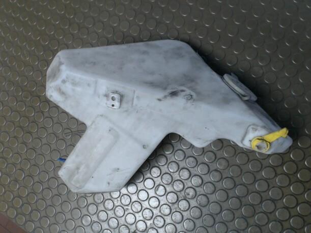 Foto: SCHEIBENWASCHBEHÄLTER eines Mercedes-Benz A 140
