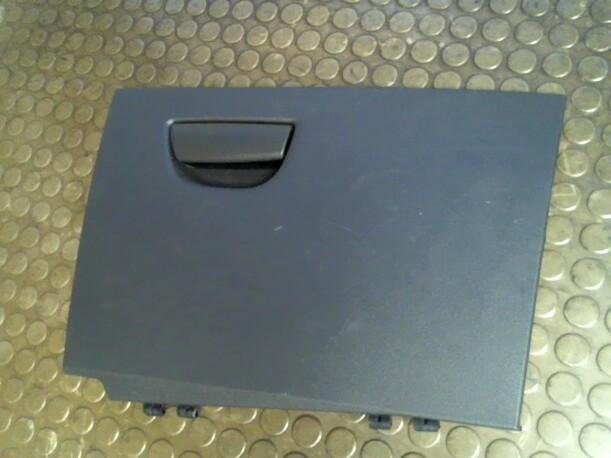 Foto: HANDSCHUHFACH eines Fiat Stilo 1.4 16V