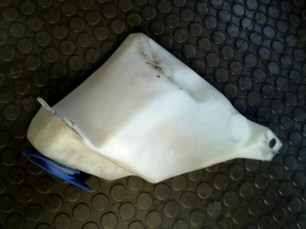Foto: SCHEIBENWASCHBEHÄLTER eines VW Polo