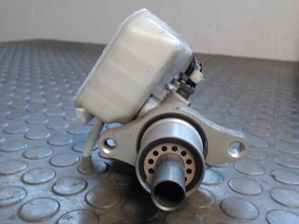 Foto: HAUPTBREMSZYLINDER eines Ford Focus Turnier 1.6 TDCi DPF