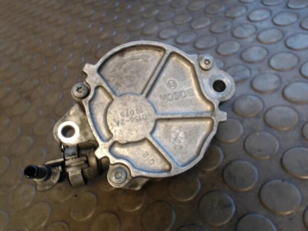 Foto: VAKUUMPUMPE eines Ford Focus Turnier 1.6 TDCi DPF (C)