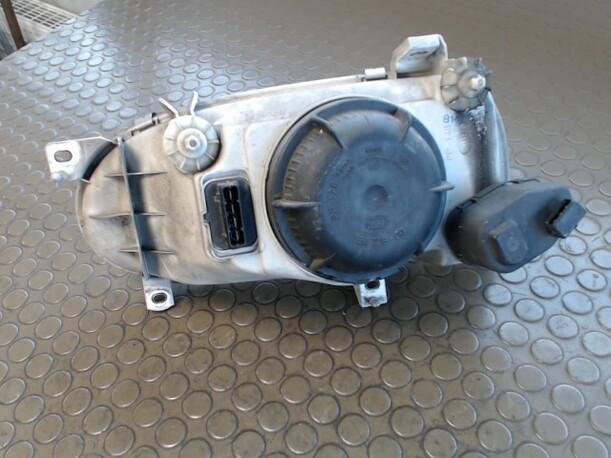 Foto: SCHEINWERFER RECHTS HELLA eines VW Golf 1.4