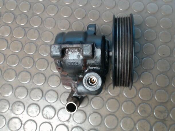 Foto: PUMPE SERVOLENKUNG eines Mazda 121