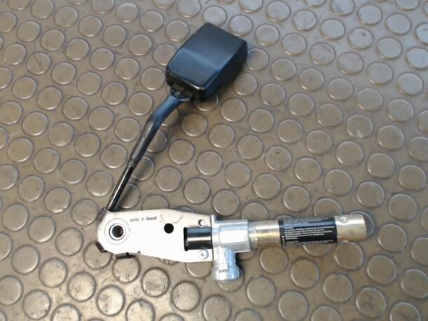Foto: GURTSTRAFFER VORN LINKS eines Mazda 121