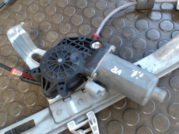 Foto: FENSTERHEBER ELEKTR. VORN RECHTS (4/5-Türer) eines Peugeot 206 SW 75