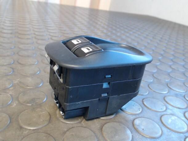 Foto: FENSTERHEBERSCHALTER eines Peugeot 206 SW 75