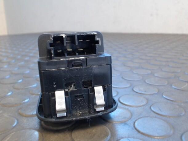 Foto: FENSTERHEBERSCHALTER eines Peugeot 206 SW 75