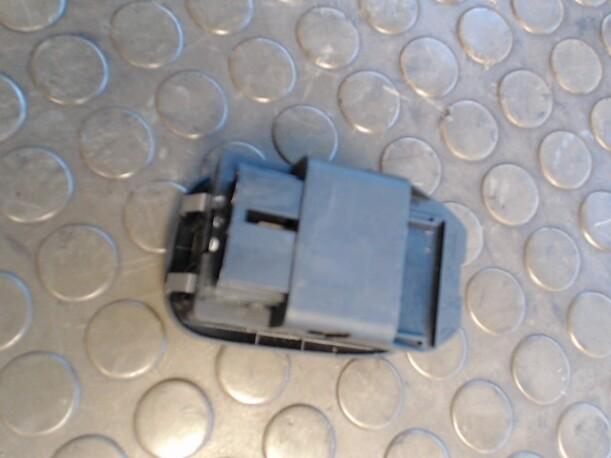 Foto: FENSTERHEBERSCHALTER eines Peugeot 206 SW 75