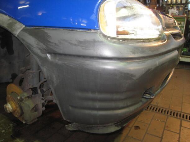 Foto: STOßFÄNGER / STOßSTANGE VORNE eines Opel Corsa Sunnyboy