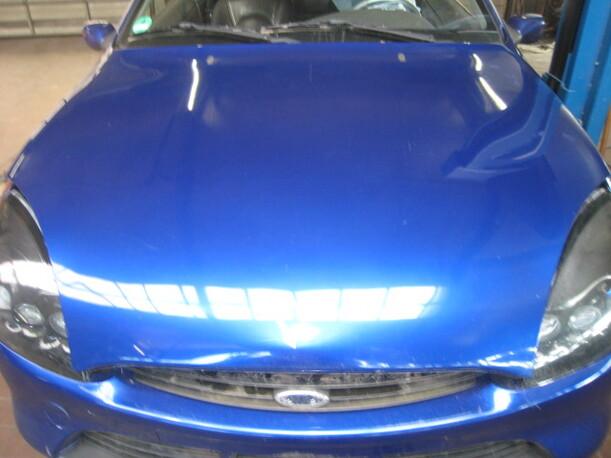 Foto: MOTORHAUBE eines Ford Puma Sunnyboy