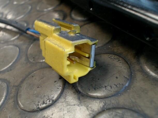 Foto: GURTSTRAFFER VORN LINKS eines Ford Puma Sunnyboy
