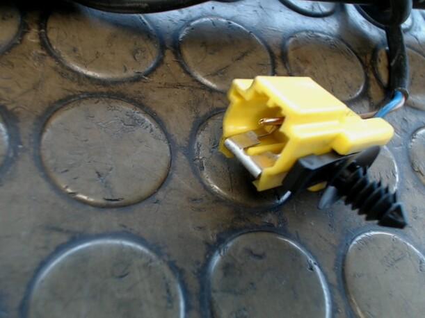 Foto: GURTSTRAFFER VORN RECHTS eines Ford Puma Sunnyboy