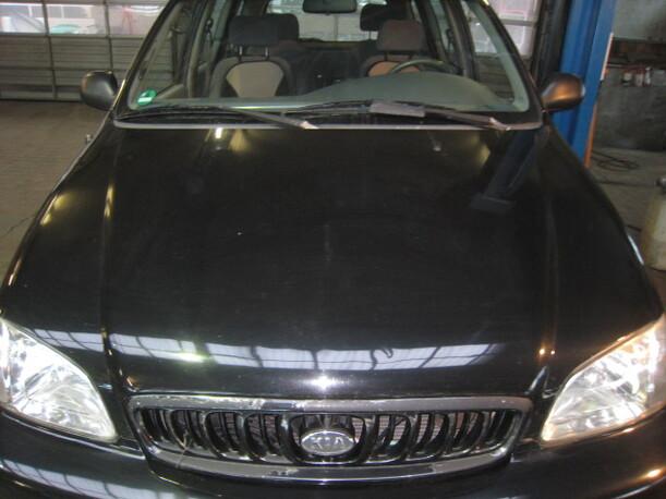 Foto: MOTORHAUBE eines Kia Carnival V6 Sunnyboy