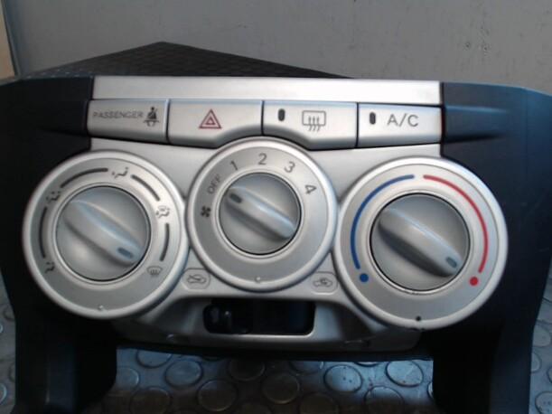 Foto: HEIZUNGSBETÄTIGUNG eines Daihatsu Sirion 1.3 Sunnyboy