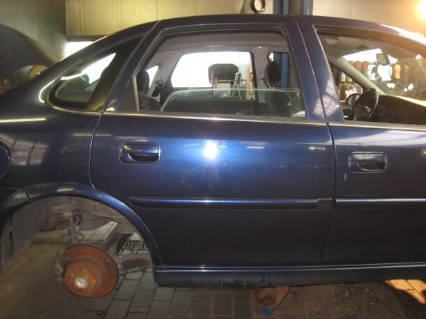 Foto: TÜR HINTEN RECHTS eines Opel Vectra 1.6 Sunnyboy