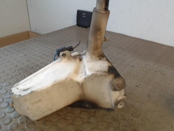 Foto: SCHEIBENWASCHBEHÄLTER eines Ford Probe 24V