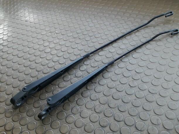 Foto: SCHEIBENWISCHERARME VORN eines Ford Mondeo Turnier V6