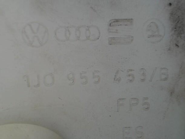 Foto: SCHEIBENWASCHBEHÄLTER eines VW Golf 1.6