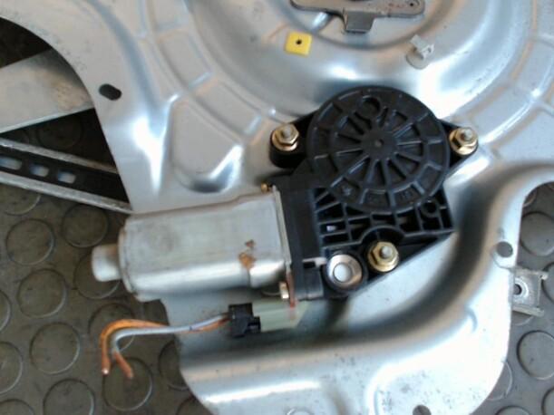 Foto: FENSTERHEBER ELEKTRISCH HINTEN LINKS eines Hyundai Elantra 2.0i CRDi Sunnyboy
