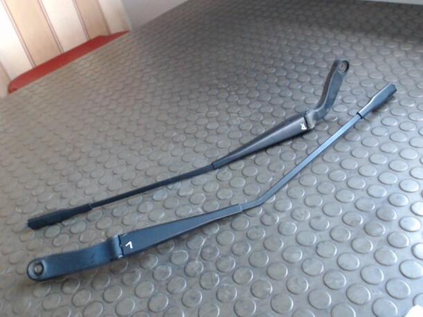 Foto: SCHEIBENWISCHERARME VORN eines Mercedes-Benz B 200 CDI GL