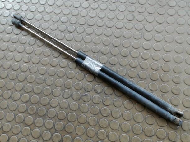 Foto: HECKKLAPPENDÄMPFERPAAR eines Ford Mondeo 2.0 Turnier TDCi DPF