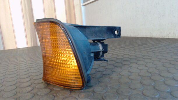 Foto: BLINKER / BLINKLEUCHTE VORN LINKS eines BMW 518i CLX
