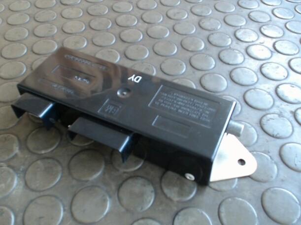 Foto: ANTENNENVERSTÄRKER eines Opel Omega 2.0