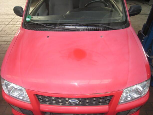 Foto: MOTORHAUBE eines Daihatsu Cuore