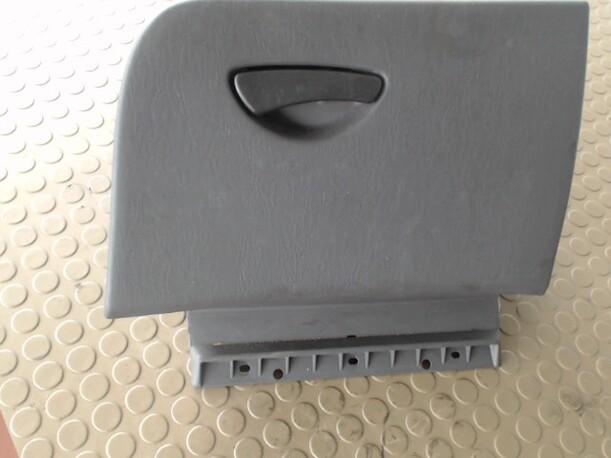 Foto: HANDSCHUHFACH eines Ford Focus Turnier