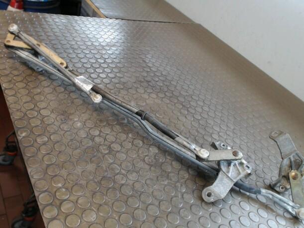 Foto: SCHEIBENWISCHERGESTÄNGE VORN eines Mazda MPV 2.0 Sunnyboy