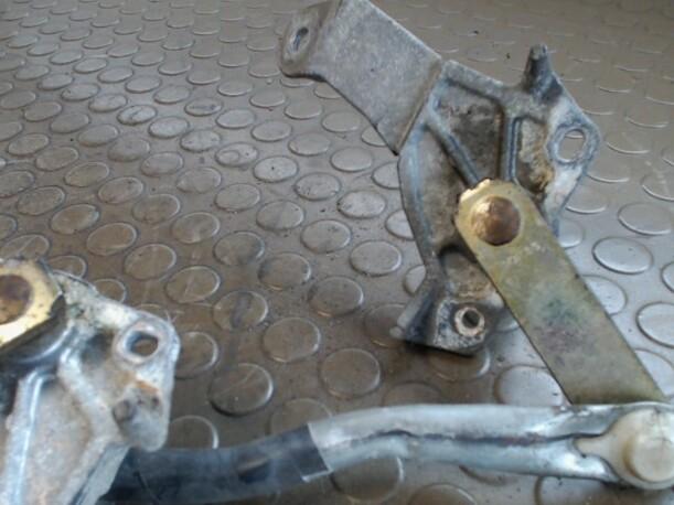 Foto: SCHEIBENWISCHERGESTÄNGE VORN eines Mazda MPV 2.0 Sunnyboy