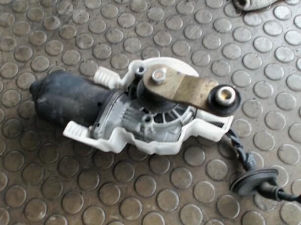 Foto: SCHEIBENWISCHERMOTOR VORN eines Mazda MPV 2.0 Sunnyboy