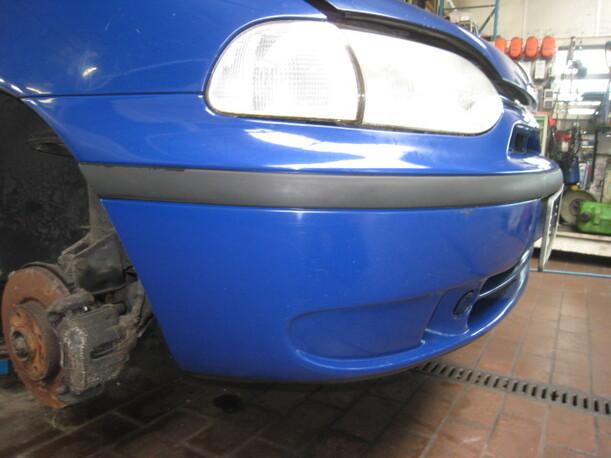 Foto: STOßFÄNGER / STOßSTANGE VORNE eines Fiat Palio Weekend 75 CD