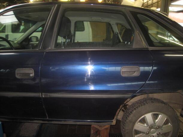Foto: TÜR HINTEN LINKS eines Opel Astra Sunnyboy