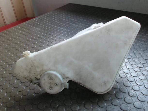 Foto: SCHEIBENWASCHBEHÄLTER eines Mercedes-Benz A 140 Sunnyboy