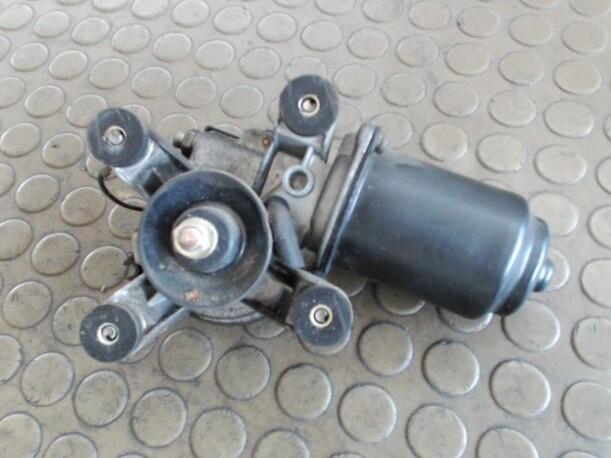 Foto: SCHEIBENWISCHERMOTOR VORN eines Mazda 323 F 2.0 DITD GL