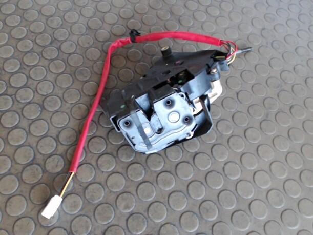 Foto: SCHLOSS VORNE LINKS eines Mazda 323 F 2.0 DITD GL