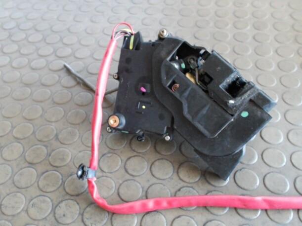 Foto: SCHLOSS VORNE LINKS eines Mazda 323 F 2.0 DITD GL