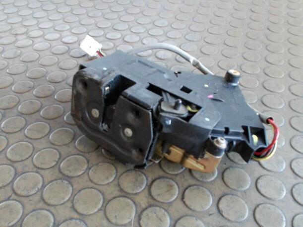 Foto: SCHLOSS HINTEN LINKS eines Mazda 323 F 2.0 DITD GL