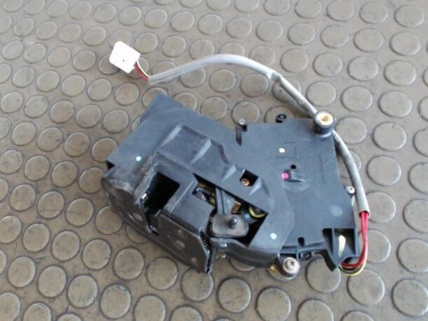 Foto: SCHLOSS HINTEN LINKS eines Mazda 323 F 2.0 DITD GL