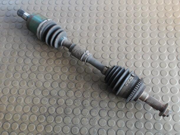 Foto: ANTRIEBSWELLE LINKS eines Mazda 323 F 2.0 DITD GL