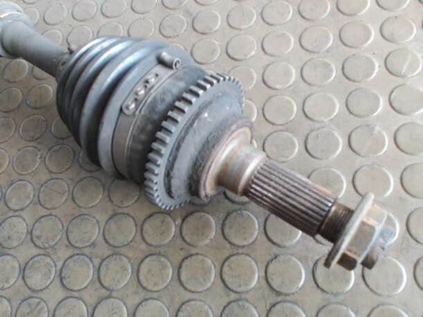 Foto: ANTRIEBSWELLE LINKS eines Mazda 323 F 2.0 DITD GL