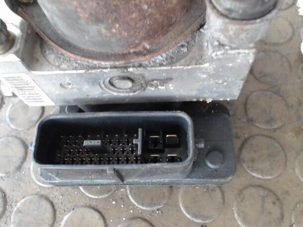 Foto: HAUPTBREMSAGGREGAT ABS eines Mazda 323 F 2.0 DITD GL
