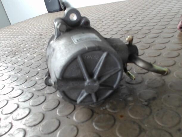 Foto: VAKUUMPUMPE eines Mazda 323 F 2.0 DITD GL