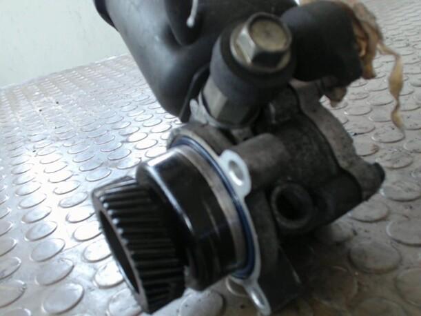 Foto: PUMPE SERVOLENKUNG eines Mazda 323 F 2.0 DITD GL