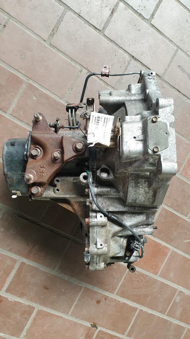 Foto: SCHALTGETRIEBE 5-GANG eines Mazda 323 F 2.0 DITD GL
